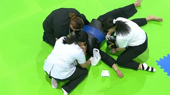 Võ sĩ Việt Nam bất tỉnh bị trọng tài bỏ mặc, ban tổ chức nói ăn vạ