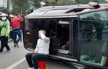 Biểu hiện lạ của tài xế trong vụ ô tô lật sau khi 3 xe tông nhau