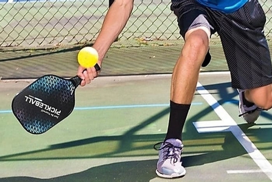 Người đàn ông trẻ phải đi cấp cứu sau pha di chuyển nhanh đỡ bóng pickleball