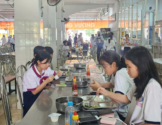 Sở Giáo dục vào cuộc kiểm tra suất ăn bán trú được phản ánh 'lèo tèo'