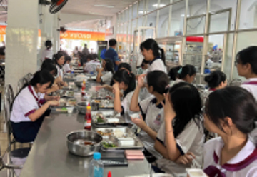 Suất ăn 38.000 đồng bị tố ít, trường nói học sinh có thể mua thêm thức ăn
