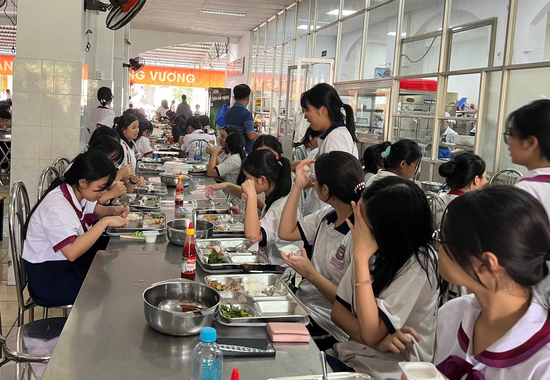 Suất ăn 38.000 đồng bị tố ít, trường nói học sinh có thể mua thêm thức ăn