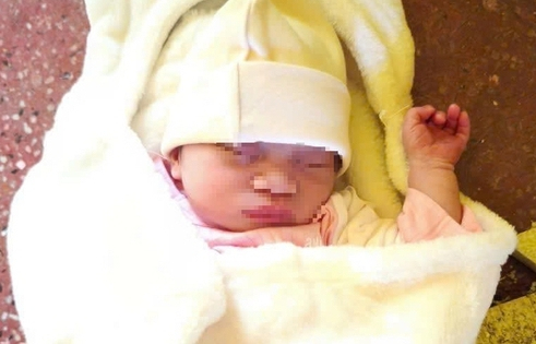 Bé gái sơ sinh bị bỏ rơi trong khuôn viên chùa ở TPHCM