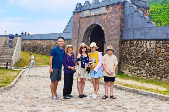 Cặp vợ chồng bán nhà Hà Nội, chi 4,5 tỷ đưa mẹ già, con thơ vào Đà Nẵng an cư