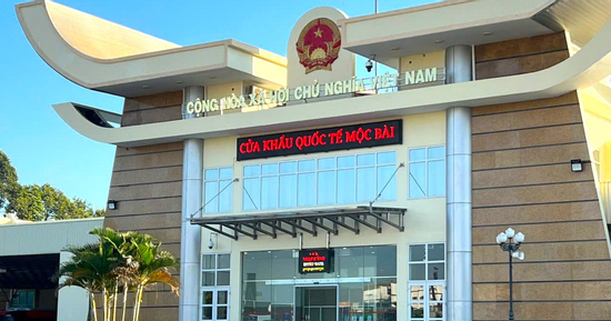 Hơn 30 cảnh sát đón lõng ổ lừa đảo nghìn tỉ khi vừa về Việt Nam