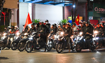 Mừng U22 Việt Nam vô địch, ngàn người 'đi bão' vẫn chờ đèn đỏ đều tăm tắp