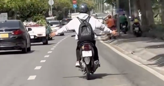Thêm thanh niên ở TPHCM buông 2 tay khi chạy xe máy