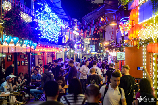 Cảnh ngao ngán ở phố cà phê đường tàu Hà Nội chỉ sau vài ngày giải tỏa