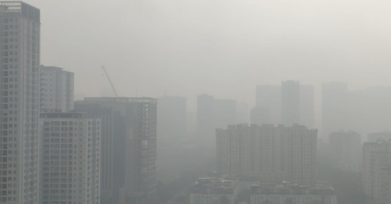 Cảnh tượng khác lạ ở Hà Nội sáng nay: Cao ốc 'biến mất', TP chìm trong lớp mù dày đặc