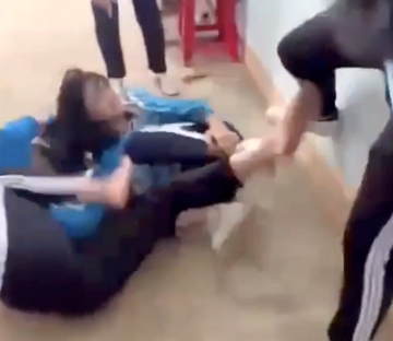 Nữ sinh lớp 7 bị bạn đánh ngay trong trường học