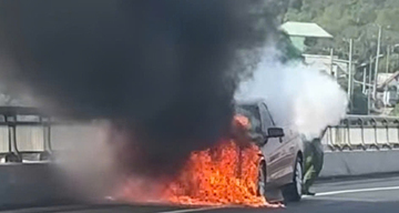 Ô tô Mercedes đang chạy bỗng cháy ngùn ngụt trên cầu Rạch Miễu