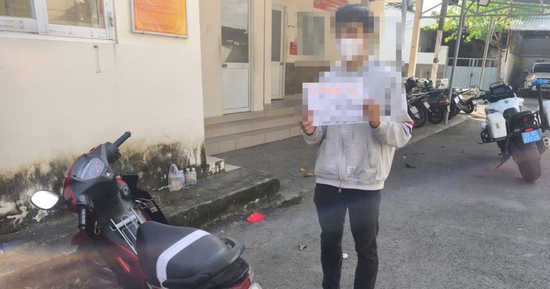 Buông hai tay lái xe máy do ‘ngẫu hứng’, nam thanh niên bị tịch thu xe