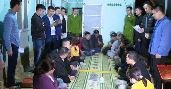 Cảnh sát đột kích bắt quả tang 15 người làm chuyện phi pháp tại nhà người phụ nữ