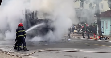 Hà Nội: Xe tải đang chạy trên phố Trần Thủ Độ bất ngờ bốc cháy ngùn ngụt