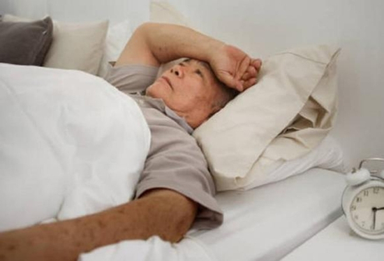 Với những người ngoài 60 tuổi, sống một mình, điều khó nhất thật ra không phải là bệnh tật mà là điều này