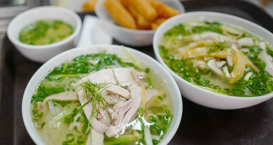 Bạn trai luôn trả dư tiền mỗi lần ăn phở, cô gái xúc động khi biết lý do