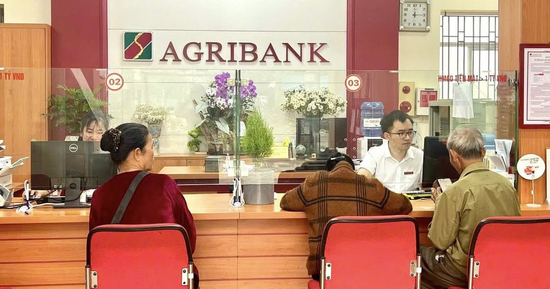 Biểu hiện bất thường cụ bà đến phòng giao dịch rút hơn 800 triệu đồng cho con gái mua đất