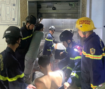 Giải cứu 2 bệnh nhân cùng nhân viên y tế mắc kẹt trong thang máy bệnh viện