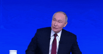 Khoảnh khắc nhà báo trẻ cầu hôn bạn gái ngay giữa cuộc họp báo của ông Putin