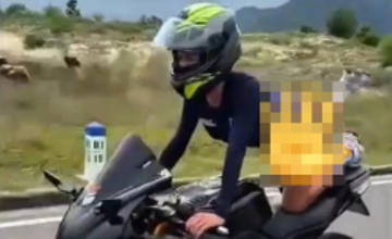 Xem xét xử lý người phụ nữ Nga nằm trên yên lái mô tô phân khối lớn