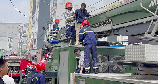 8 người mắc kẹt trong vụ cháy nhà 6 tầng tại Bắc Ninh