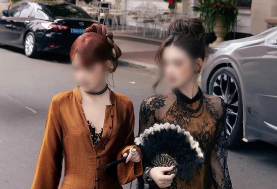 Áo dài 'cách tân' kiểu phanh ngực khiến dân mạng nóng mắt chê phản cảm