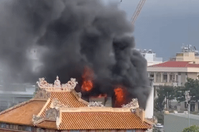 Cháy nhà 4 tầng giữa trung tâm Đà Nẵng, cảnh sát leo mái nhà phun nước dập lửa