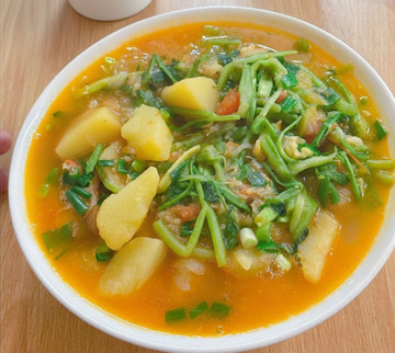 Món 'hot trend' canh khoai tây nấu rau cần: Ai không nên sử dụng?