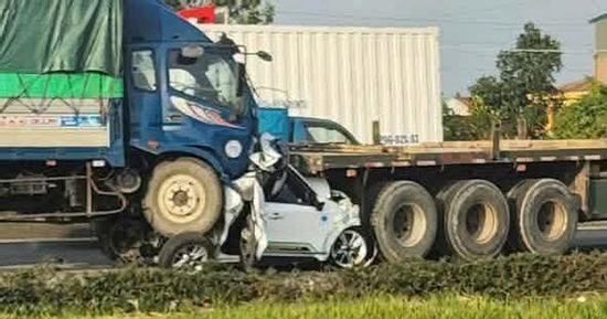 Tai nạn giao thông liên hoàn thảm khốc, 3 người thương vong, 7 xe ô tô bị hư hỏng