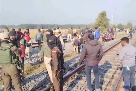 Thương tâm vụ tai nạn tàu chở 600 khách ở Ấn Độ lao vào đàn voi