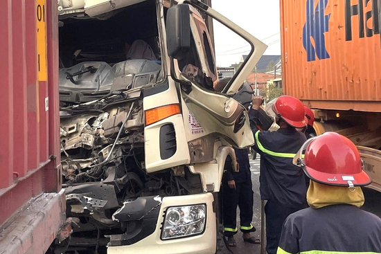 Tông vào đuôi xe đầu kéo ở TPHCM, tài xế mắc kẹt trong cabin