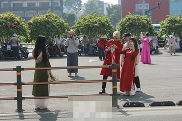 Noel chưa đến nhưng giới trẻ đã xúng xính áo dài chuẩn bị đón Xuân Bính Ngọ