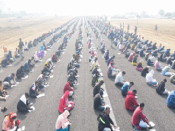 8.000 người ngồi trên đường băng làm bài thi, giám thị dùng UAV chống gian lận