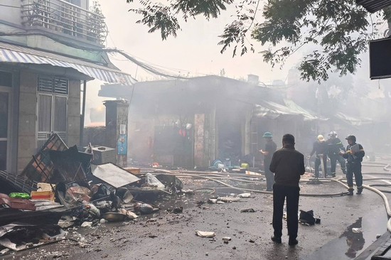 Cận cảnh chợ Xanh Định Công tan hoang sau hỏa hoạn, tiểu thương trắng tay ngày cận Tết