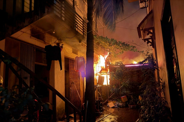 Cháy chợ ở Hà Nội, nhiều hộ dân phải sơ tán trong đêm