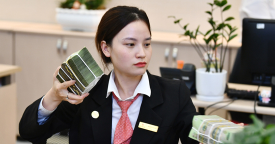 Lãi suất ngân hàng hôm nay 23/12/2025: Tăng mạnh lãi suất, kể cả gói 'đặc biệt'