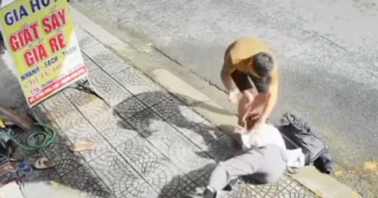 Một phụ nữ bị hành hung ngã gục giữa đường phố Đà Nẵng