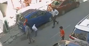 Người đàn ông vô cớ đá gục bé trai trên phố rồi bỏ đi