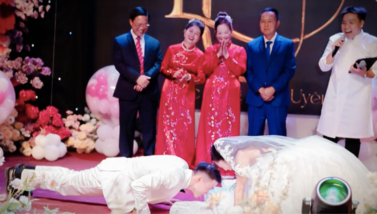 Clip chú rể bò rạp trên sân khấu để phân thắng thua với vợ hút 7 triệu lượt xem