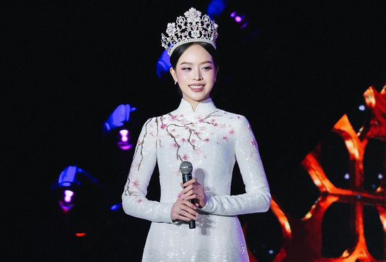 Hoa hậu Thanh Thủy xúc động trong ngày đặc biệt 'thay đổi cuộc đời'