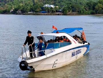 Khánh Hòa: Hơn 130 học sinh đến trường bằng ca nô sau sự cố trôi cầu gỗ Phú Kiểng