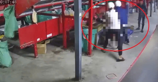 Nhóm người bịt mặt xông vào công ty chuyển phát nhanh, đâm tử vong tổ trưởng