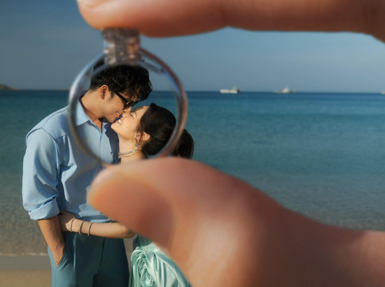 Vợ kém 16 tuổi của Đoàn Minh Tài khoe ảnh cưới mang phong cách độc lạ