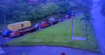 Xe tải tông trúng ô tô con, cặp vợ chồng tử vong, 2 con trai sống sót