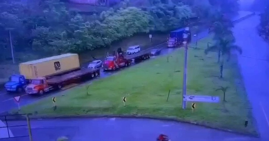 Xe tải tông trúng ô tô con, cặp vợ chồng tử vong, 2 con trai sống sót