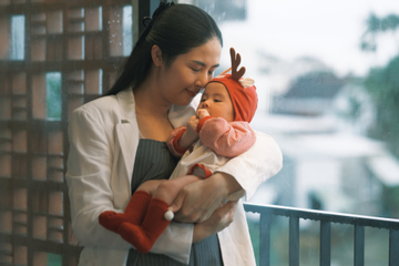 Khoảnh khắc quý tử 4 tháng tuổi nhà Ngọc Hân đón Giáng sinh đầu tiên