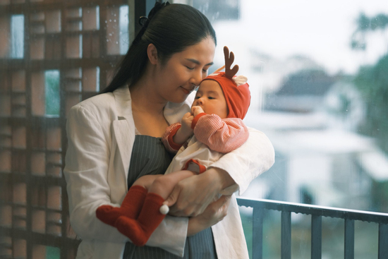 Khoảnh khắc quý tử 4 tháng tuổi nhà Ngọc Hân đón Giáng sinh đầu tiên