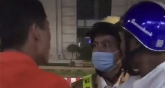 Khởi tố nam thanh niên lăng mạ, đấm CSGT tại chốt kiểm tra nồng độ cồn