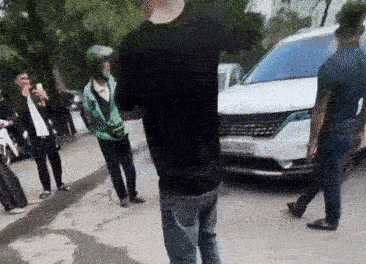 Làm rõ vụ tài xế ô tô hành hung nam thanh niên ở Hà Nội vì bị nhắc không đỗ xe