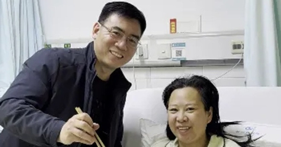 Người đàn ông dừng xe cứu người ngã gục bên đường, không ngờ là vợ mình